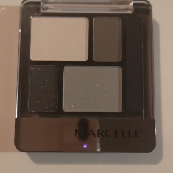 Makeup - Picture 4 of 7